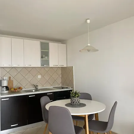 Mirela 2 Apartment *