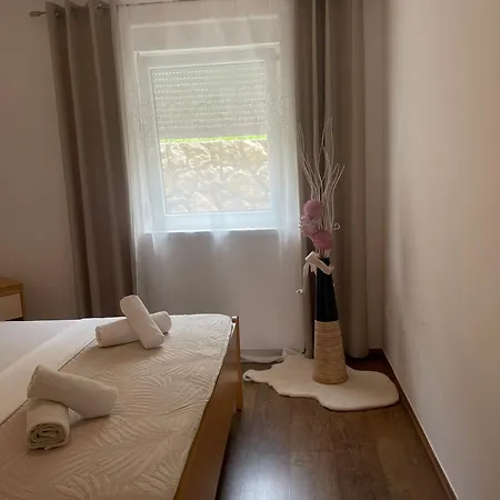 Mirela 2 Apartment